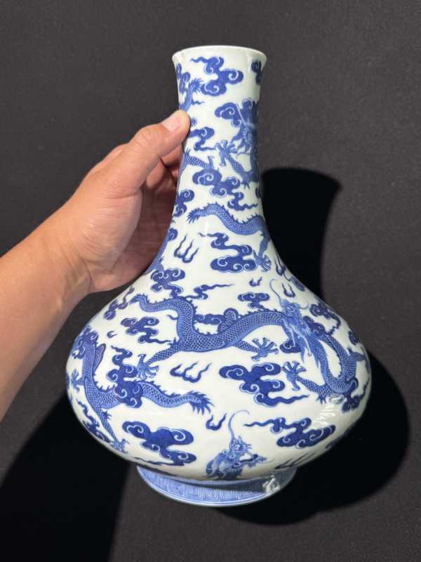清嘉庆 青花九龙闹海图长颈瓶 - 图11