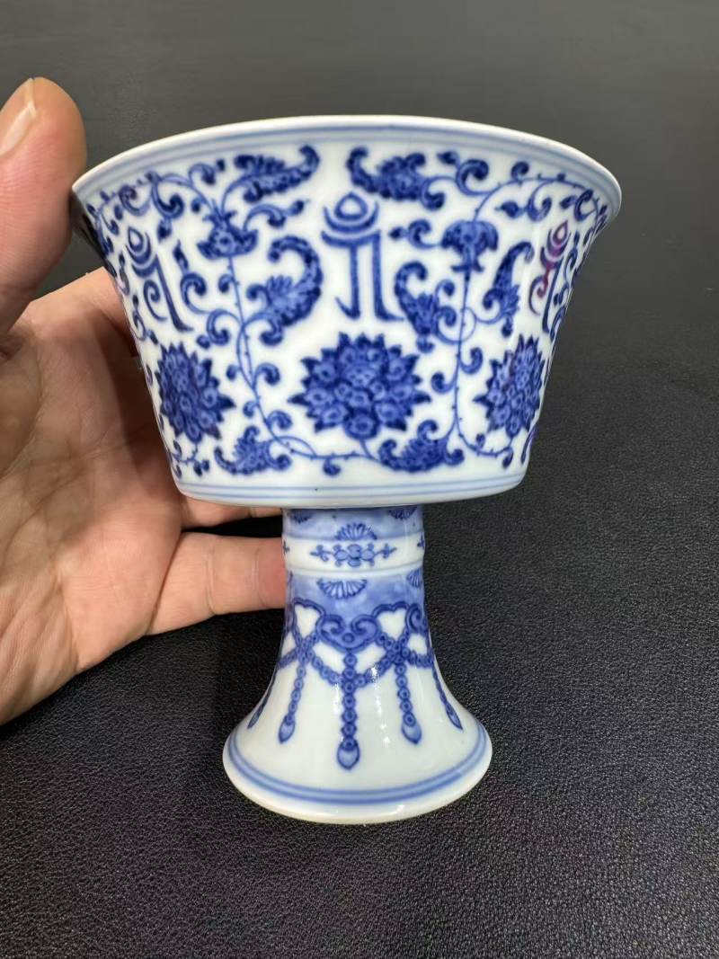 清乾隆 青花缠枝莲托梵纹酥油灯 - 图2