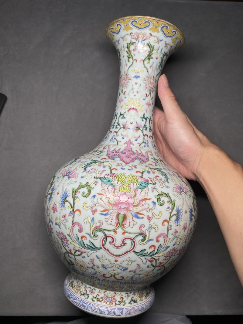 清乾隆 洋彩缠枝西番莲纹赏瓶 - 图7