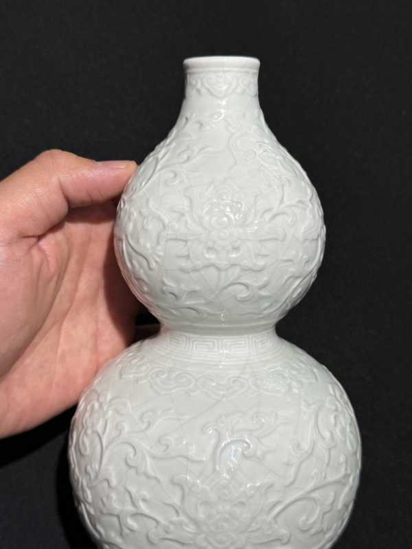 清乾隆 仿定白釉凸花缠枝莲纹葫芦瓶 - 图17
