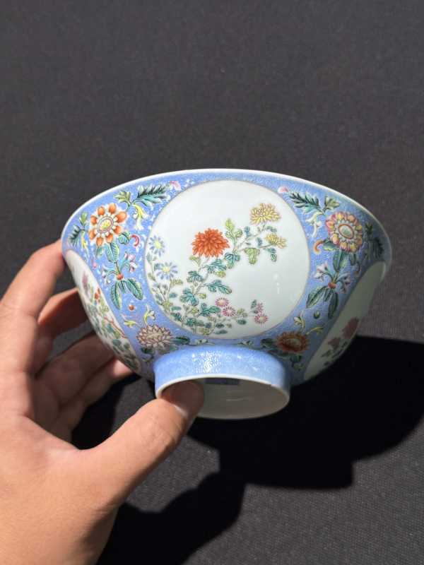 清乾隆 内青花外蓝地轧道洋彩开光重阳菊艳图膳碗 - 图13