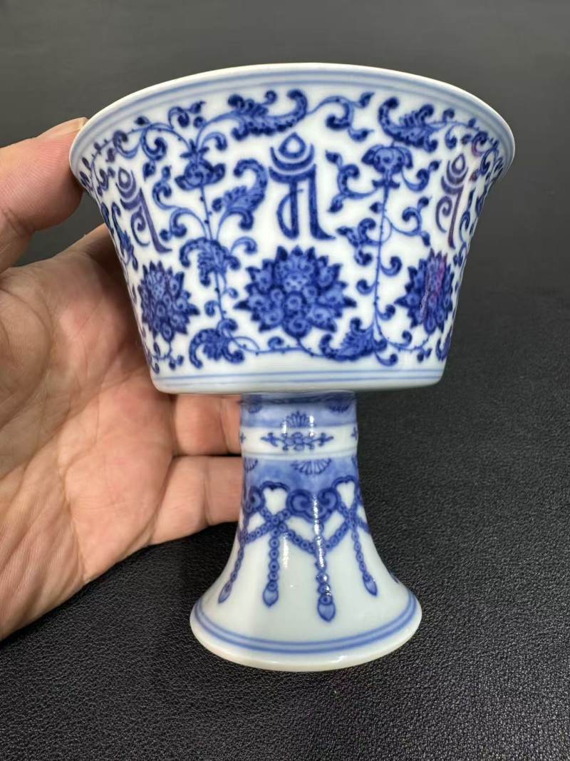 清乾隆 青花缠枝莲托梵纹酥油灯 - 图3