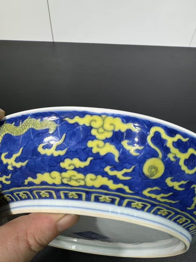 清乾隆 青花地黄彩云龙纹大盘 - 图5
