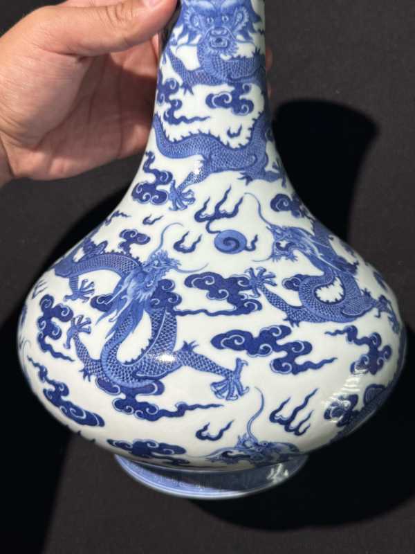 清嘉庆 青花九龙闹海图长颈瓶 - 图12