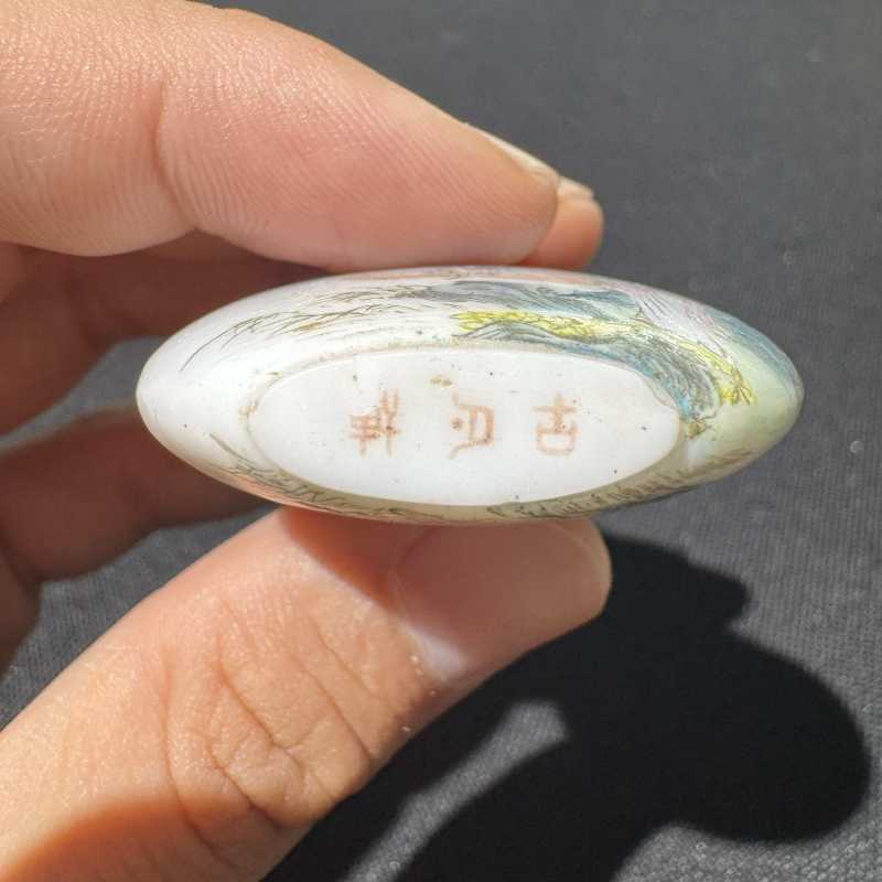 清 料胎画珐琅人物烟壶 - 图9