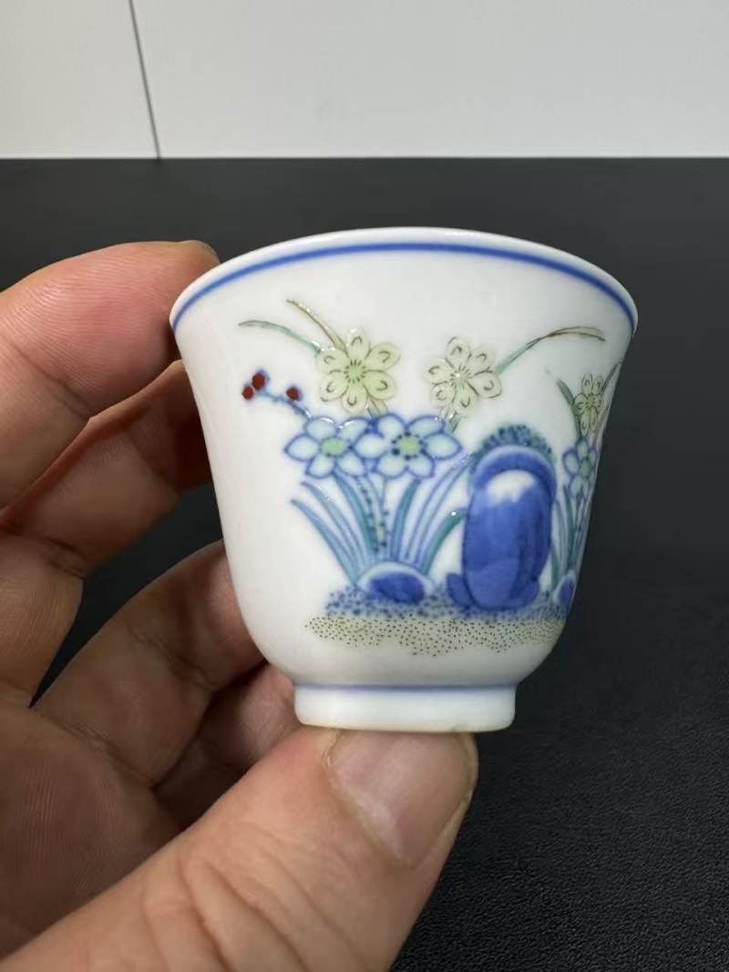 清宣统 青花五彩洞石水仙纹杯一对 - 图2