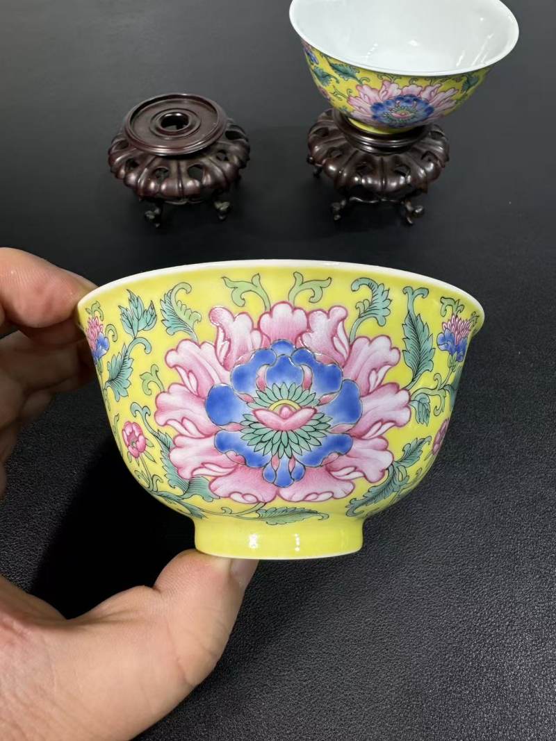 清道光 黄地洋彩缠枝牡丹纹宫碗一对 - 图2