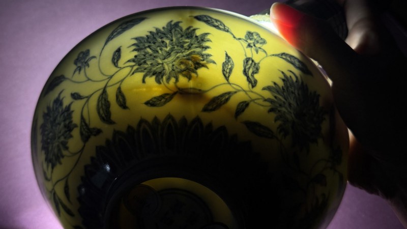 明宣德 内暗花外青花缠枝花卉纹斗笠碗 - 图18