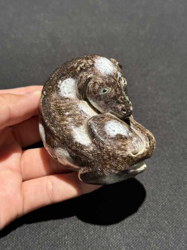 清乾隆 “王兰开泉”款粉彩卧犬纸镇 - 图4