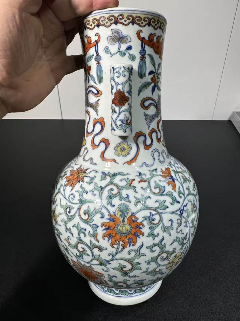 清乾隆 斗彩福庆有余夔凤纹贯耳瓶 - 图2