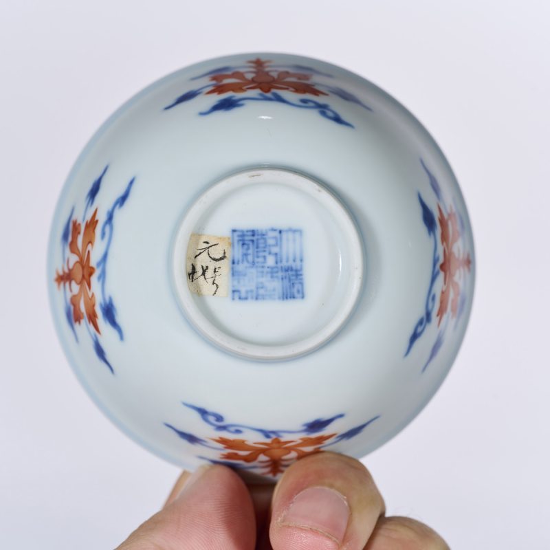 清乾隆 青花矾红宝相花纹杯 - 图5
