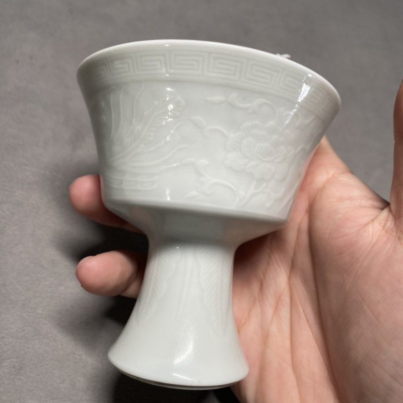 清雍正 白釉暗刻凤穿牡丹纹高足杯一对 - 图17