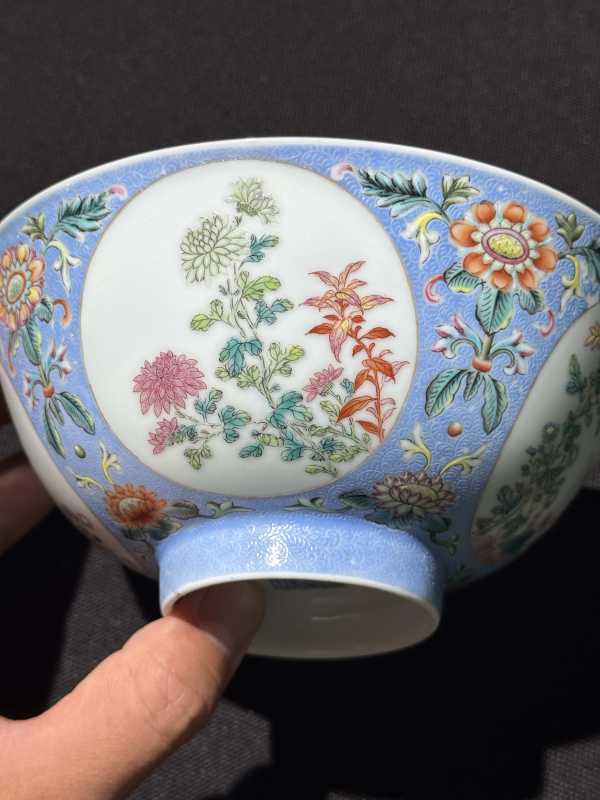 清乾隆 内青花外蓝地轧道洋彩开光重阳菊艳图膳碗 - 图14