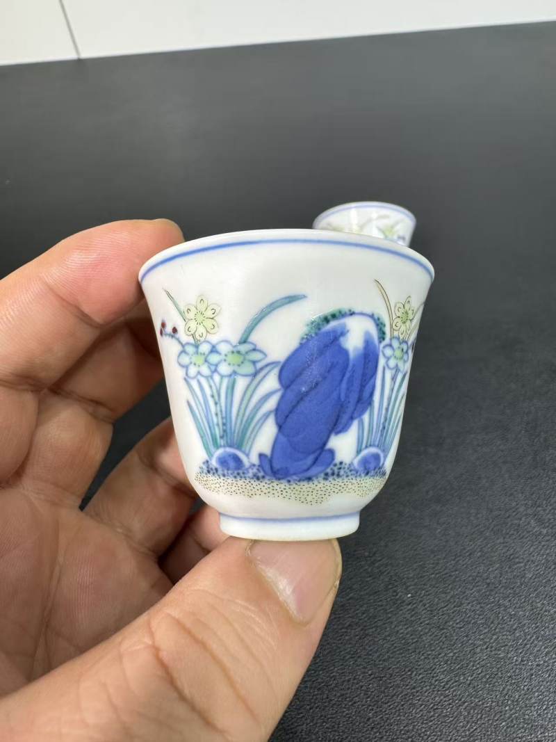 清宣统 青花五彩洞石水仙纹杯一对 - 图3