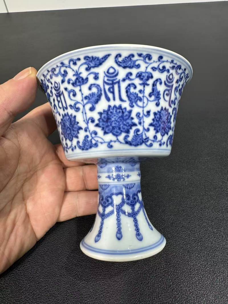 清乾隆 青花缠枝莲托梵纹酥油灯 - 图4