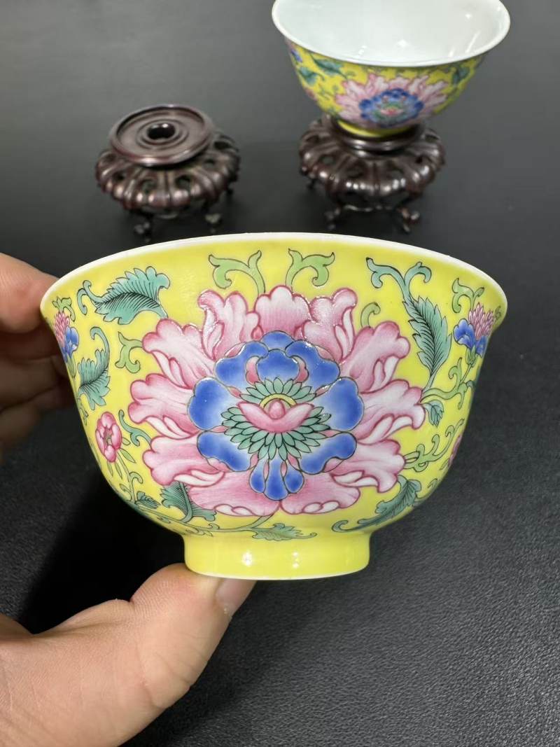 清道光 黄地洋彩缠枝牡丹纹宫碗一对 - 图3