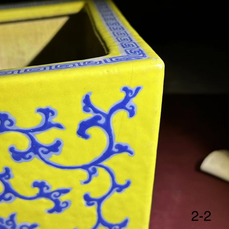 十九世纪 柠檬黄地蓝彩缠枝莲纹花盆一对 - 图17