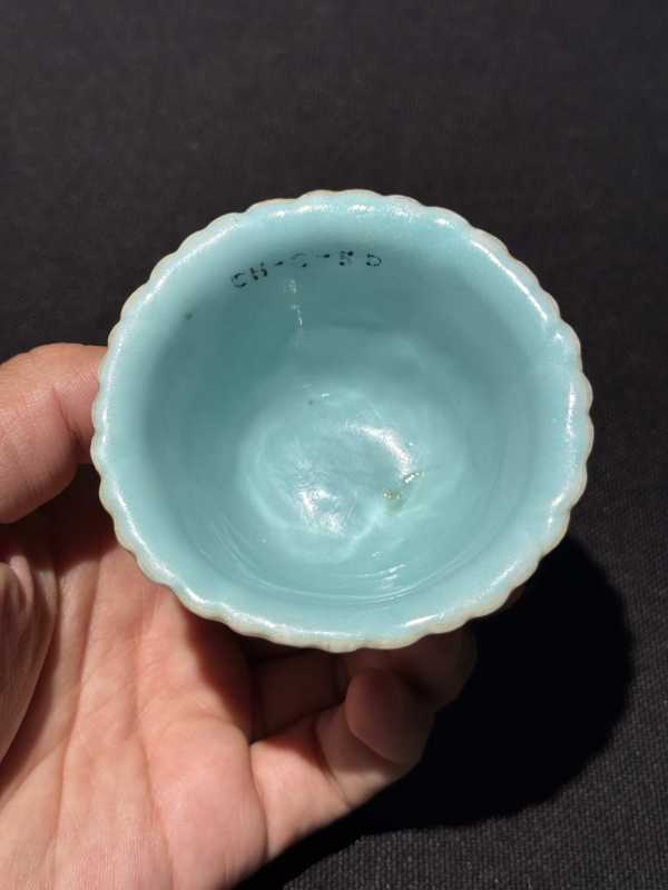 清乾隆 粉彩堆塑仿生山茶、菊花、荷花杯一组三件 - 图7
