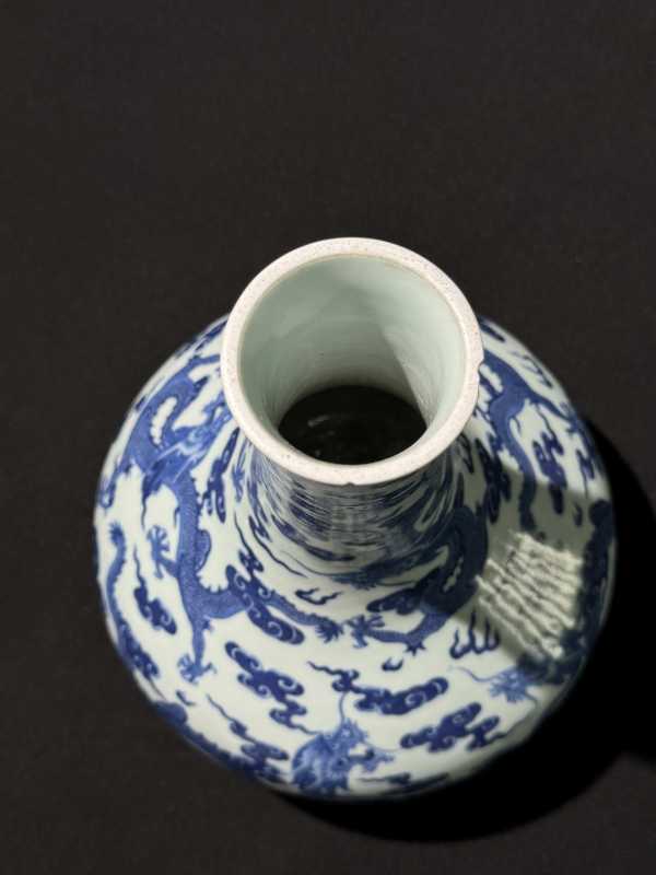 清嘉庆 青花九龙闹海图长颈瓶 - 图13