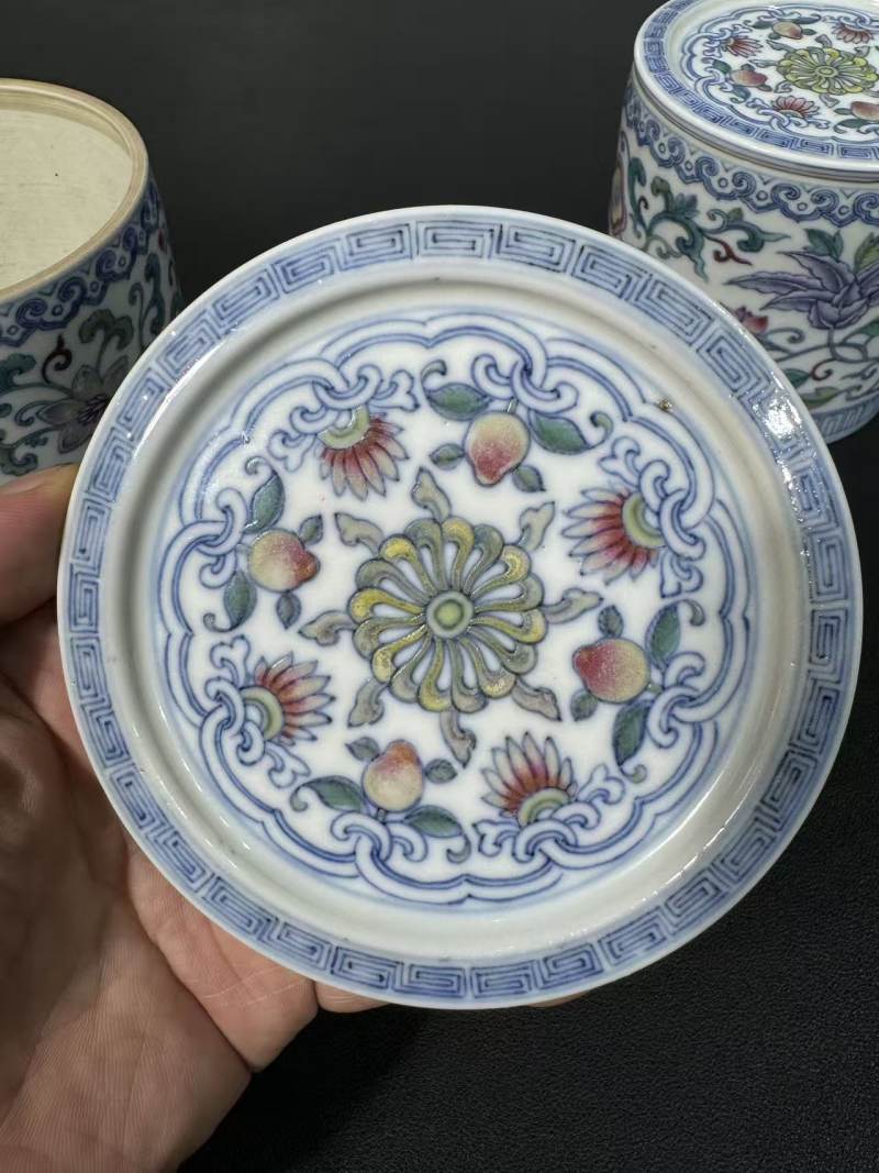 清乾隆 斗彩缠枝花卉纹蛐蛐罐一对 - 图7