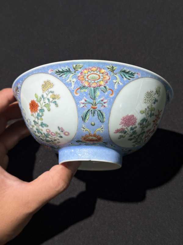 清乾隆 内青花外蓝地轧道洋彩开光重阳菊艳图膳碗 - 图15