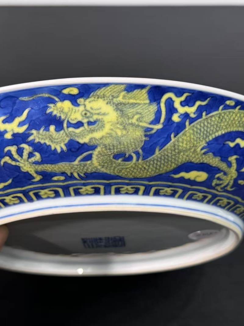 清乾隆 青花地黄彩云龙纹大盘 - 图7