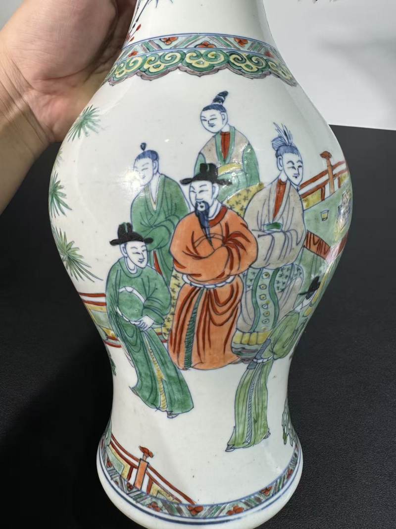 清雍正 斗彩郭子仪拜寿纹瓶 - 图4