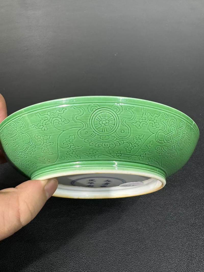 清雍正 瓜皮绿釉暗刻莲托八宝纹盘 - 图3
