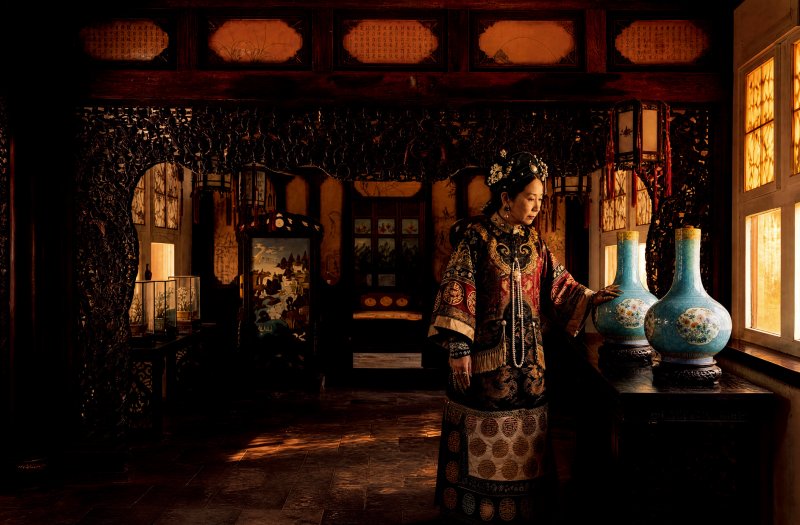 清道光 松石绿地堆白缠枝宝相花开光粉彩四季花卉纹长颈瓶 - 图2