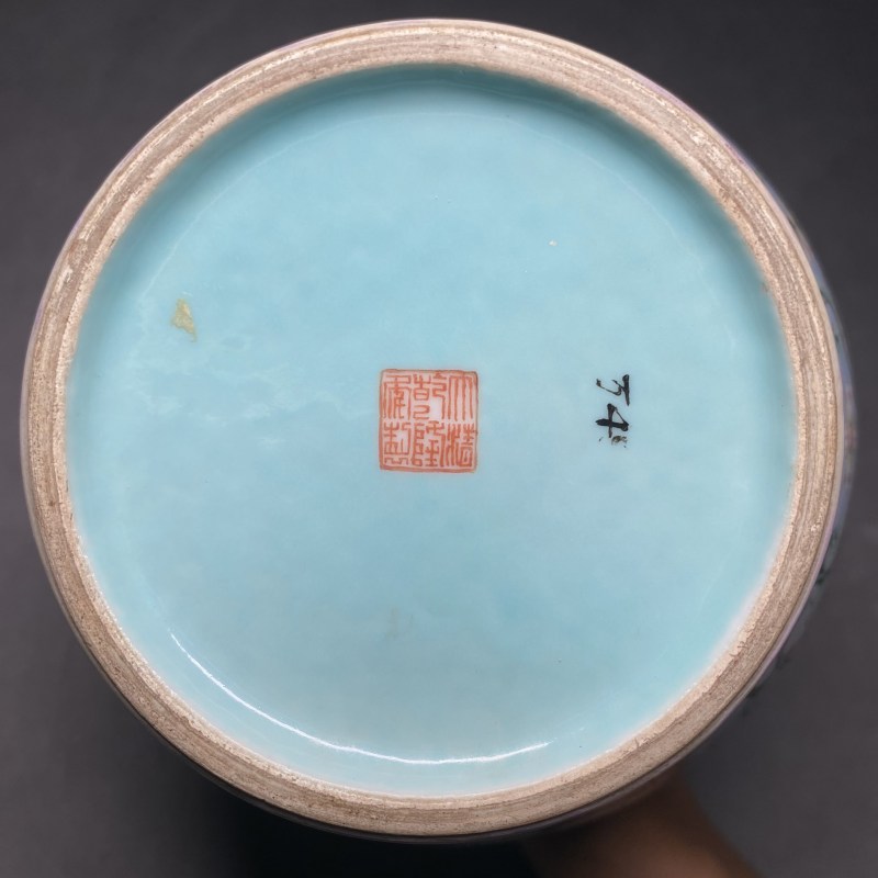 清乾隆 天蓝地洋彩万福缠枝莲纹象耳盘口尊 - 图11
