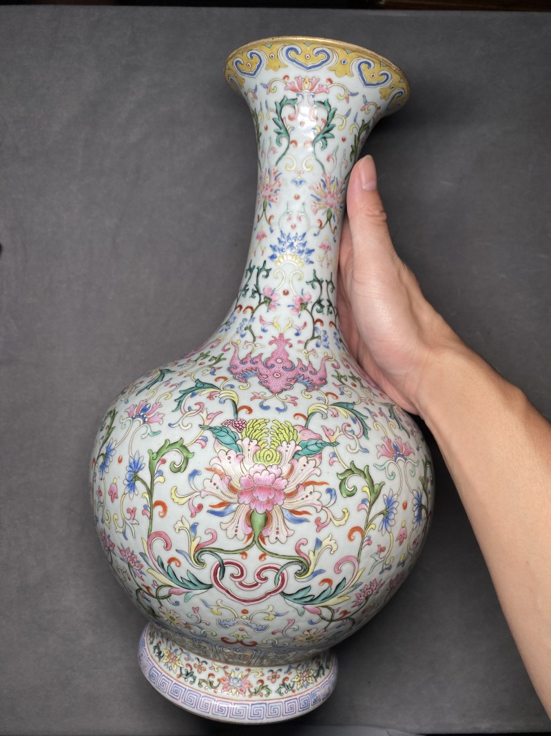 清乾隆 洋彩缠枝西番莲纹赏瓶 - 图9