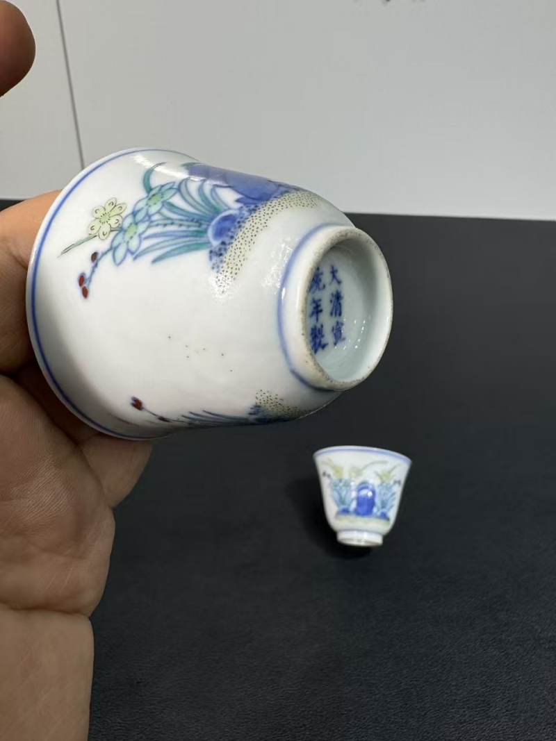 清宣统 青花五彩洞石水仙纹杯一对 - 图4