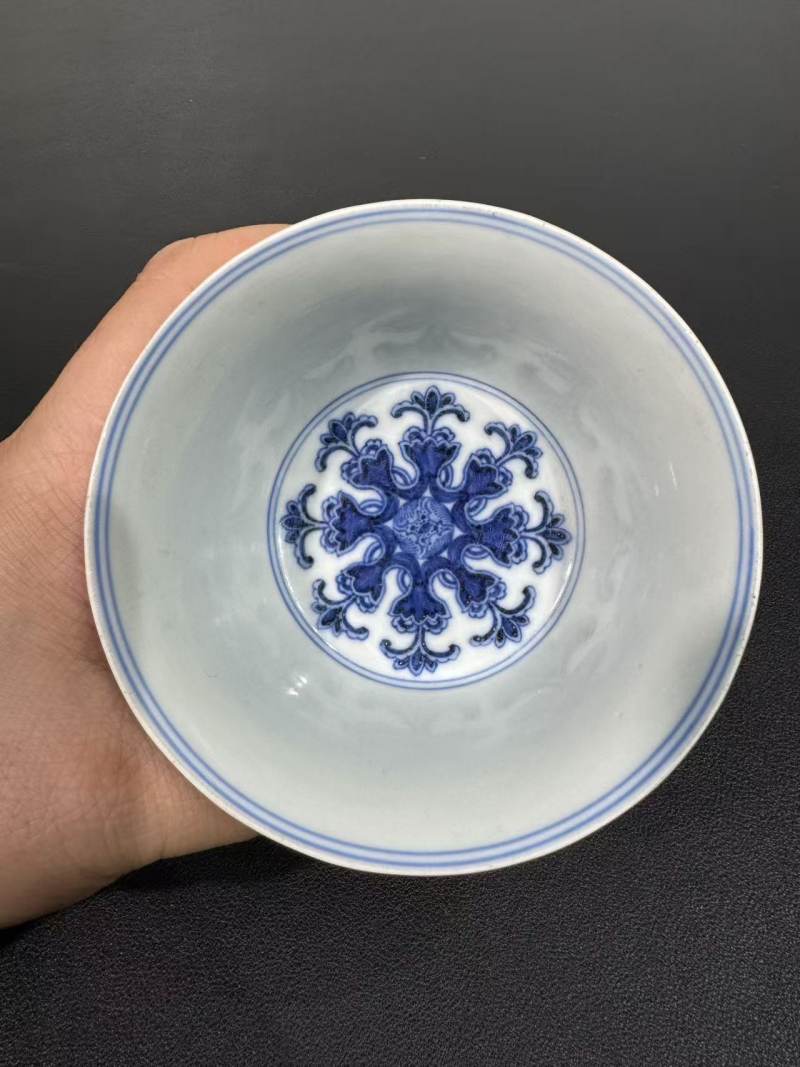 清乾隆 青花缠枝莲托梵纹酥油灯 - 图5