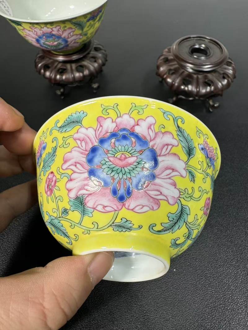 清道光 黄地洋彩缠枝牡丹纹宫碗一对 - 图4