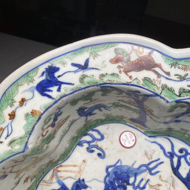 明万历 五彩瑞兽图花口折沿洗 - 图9