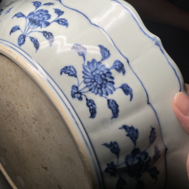 明永乐 青花缠枝四季花卉纹菱口折沿大盘 - 图15