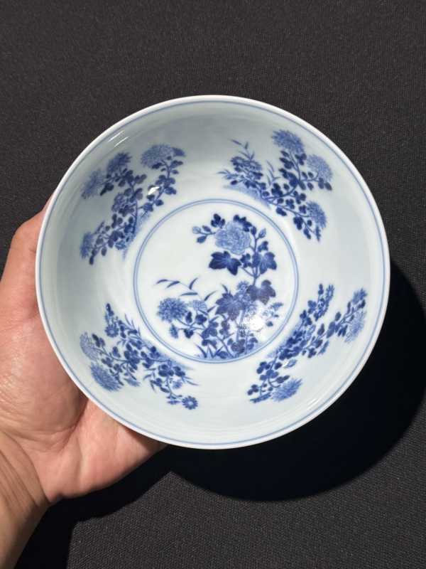 清乾隆 内青花外蓝地轧道洋彩开光重阳菊艳图膳碗 - 图16