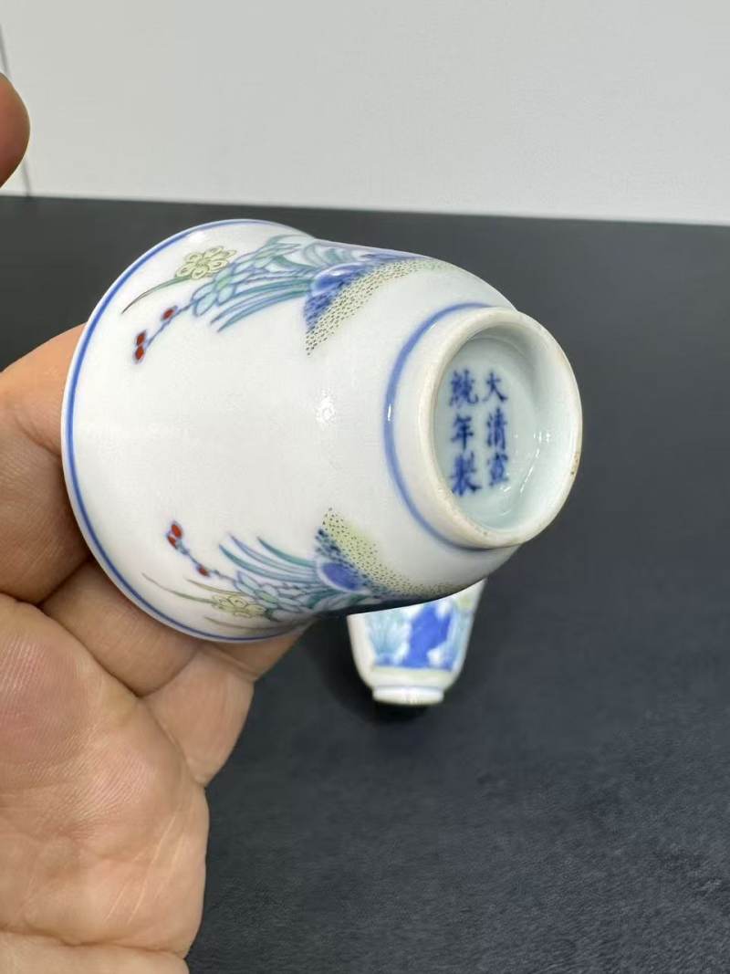 清宣统 青花五彩洞石水仙纹杯一对 - 图5