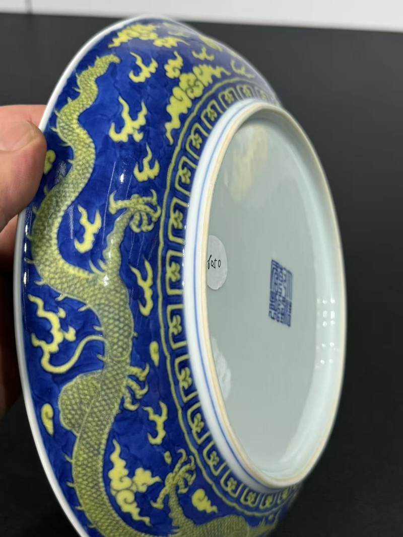 清乾隆 青花地黄彩云龙纹大盘 - 图8