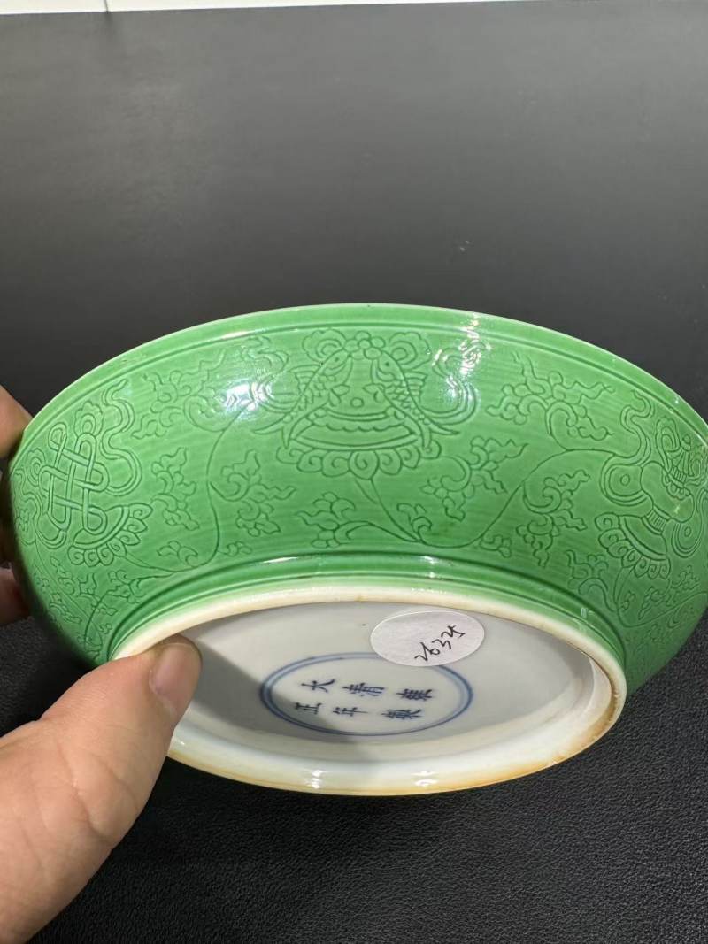 清雍正 瓜皮绿釉暗刻莲托八宝纹盘 - 图4