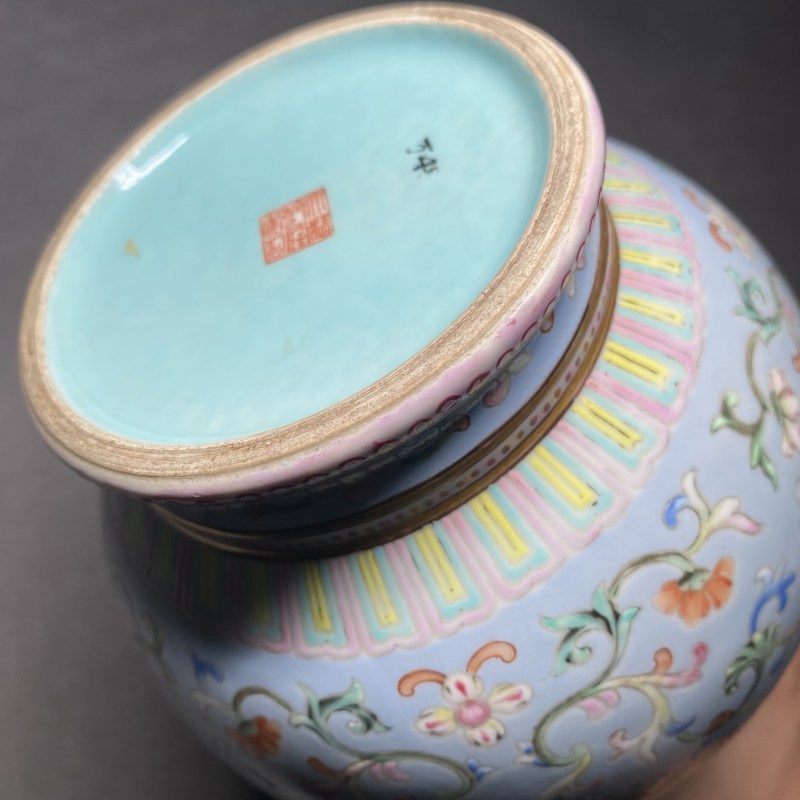 清乾隆 天蓝地洋彩万福缠枝莲纹象耳盘口尊 - 图12