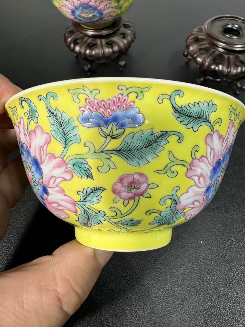 清道光 黄地洋彩缠枝牡丹纹宫碗一对 - 图5
