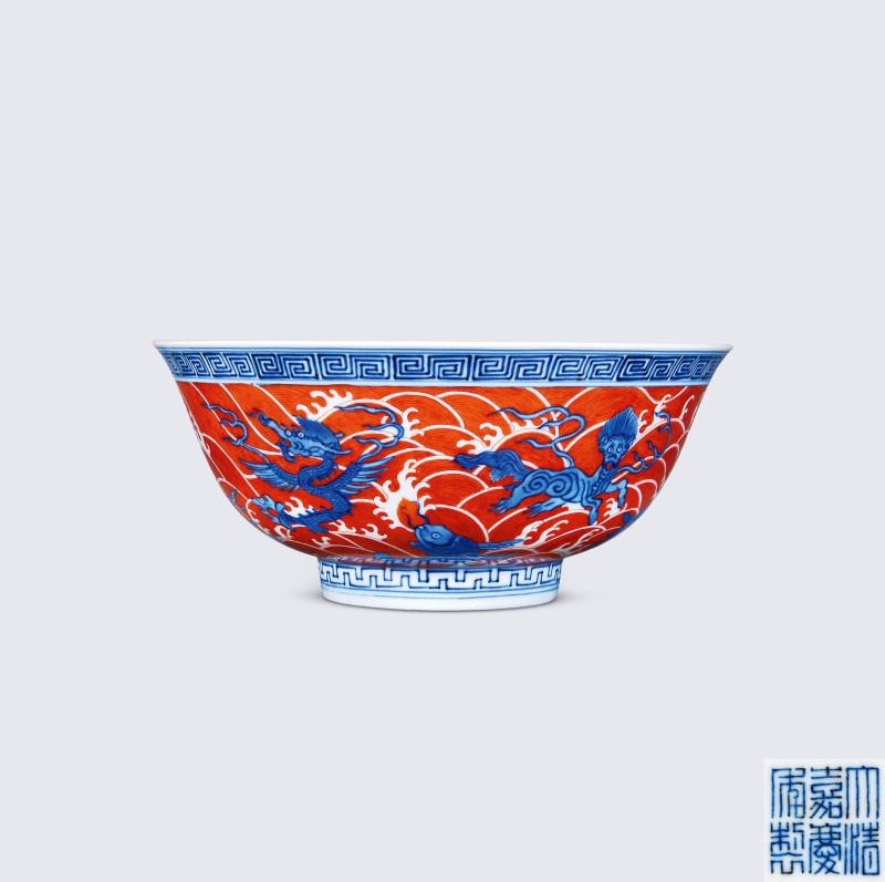清嘉庆 青花矾红海八怪纹碗