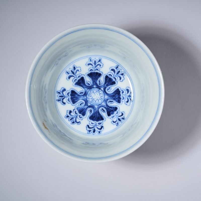 清乾隆 青花缠枝莲托梵文高足杯 - 图4