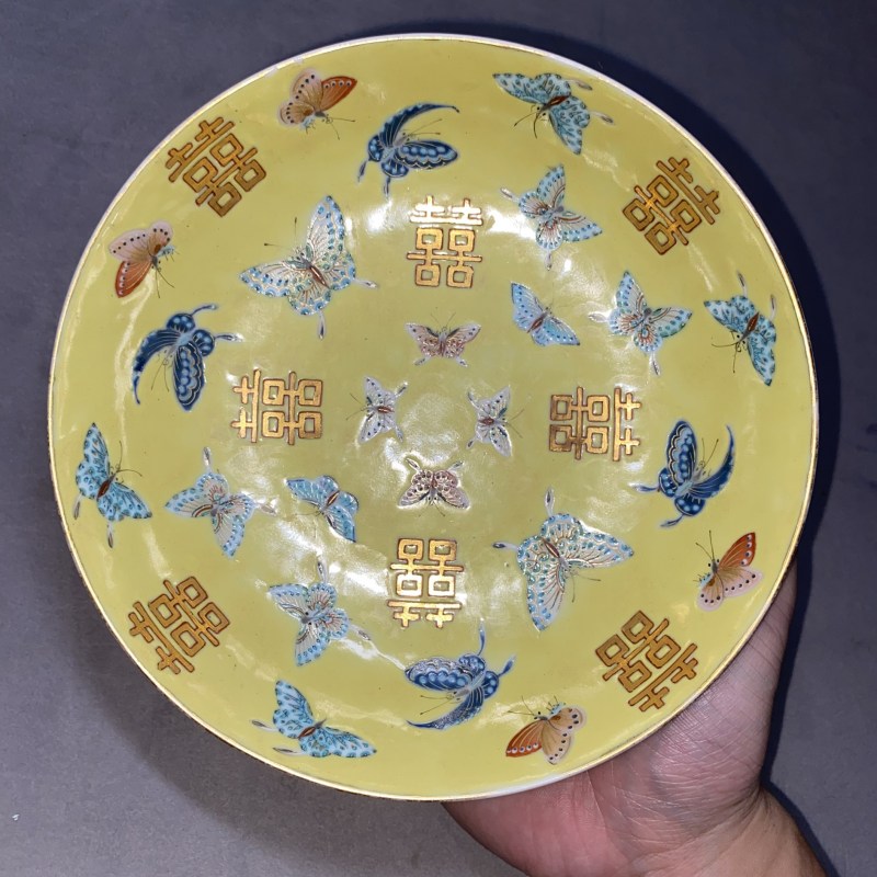 清同治 黄地粉彩描金喜字百蝶纹盘 - 图6
