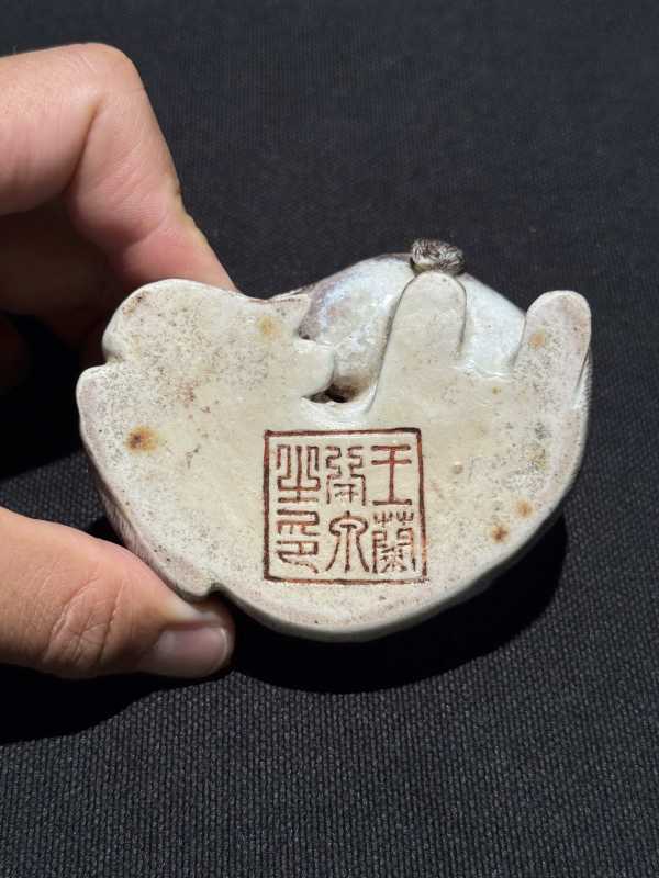 清乾隆 “王兰开泉”款粉彩卧犬纸镇 - 图7