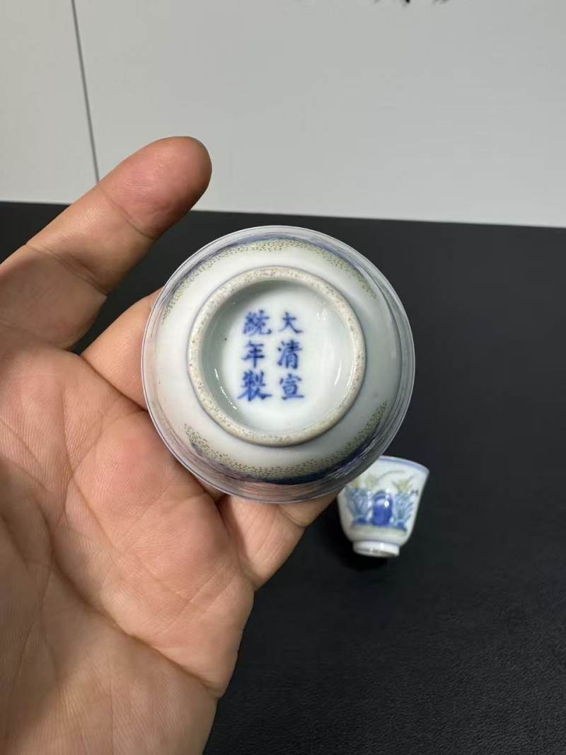 清宣统 青花五彩洞石水仙纹杯一对 - 图6