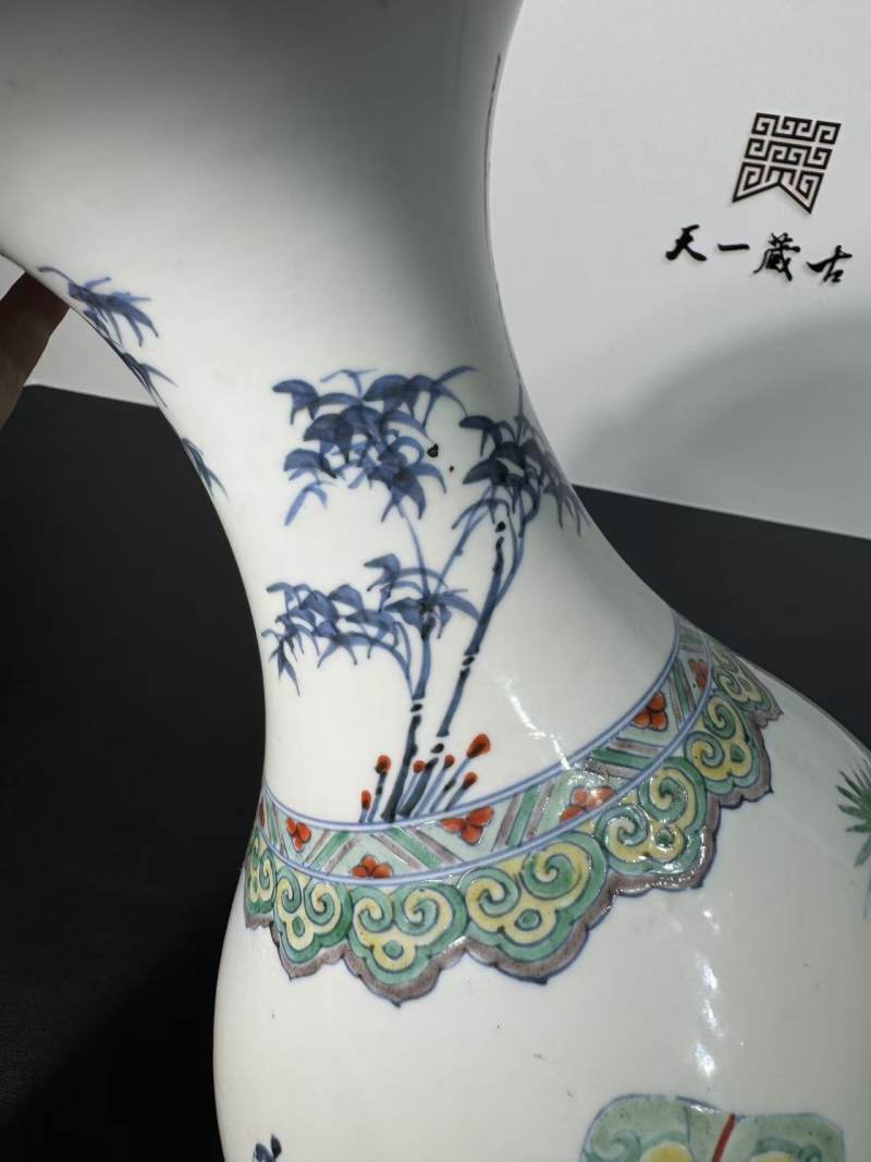 清雍正 斗彩郭子仪拜寿纹瓶 - 图6