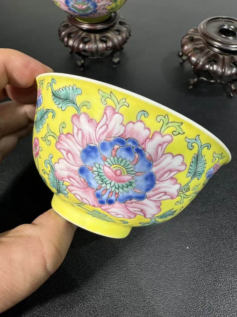 清道光 黄地洋彩缠枝牡丹纹宫碗一对 - 图6