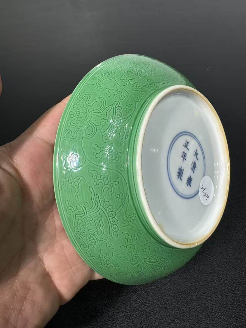 清雍正 瓜皮绿釉暗刻莲托八宝纹盘 - 图5